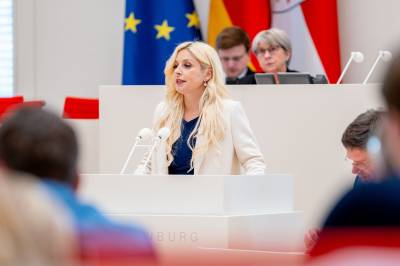 Nicole Walter-Mundt bringt unseren Antrag ins Plenum ein.