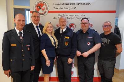 Nicole Walter-Mundt und Rainer Genilke mit dem Landesfeuerwehrverband